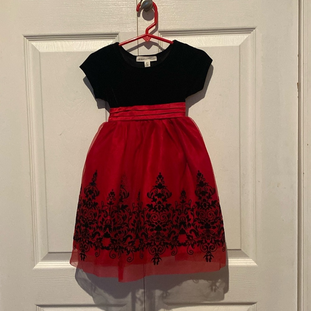 Red dress - perfect for last minute Christmas shopping 🛍️🎄